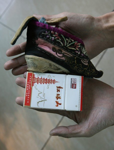 http://thesocietypages.org/socimages/files/blogger2wp/32footbinding.bmp