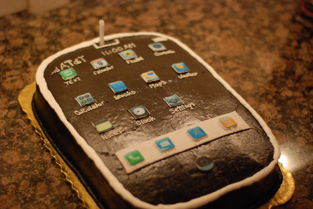 Дата рождения мобильного телефона. Торт айфон. Тортик в виде телефона. Торт в виде планшета. Торт в виде телефона.