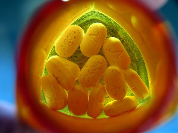 Vicodin tablets photographed by frankieleon, Flickr CC.